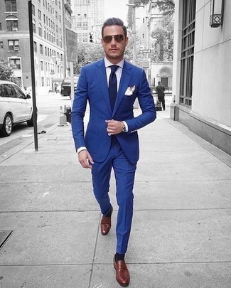 Come indossare e abbinare un abito blu per un uomo di 30 anni quando fa caldo: Potresti combinare un abito blu con una camicia elegante bianca per una silhouette classica e raffinata Scegli uno stile casual per le calzature con un paio di mocassini eleganti in pelle marroni.