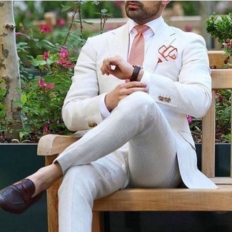 Come indossare e abbinare una camicia elegante bianca con mocassini eleganti in pelle bordeaux in modo formale: Metti una camicia elegante bianca e un abito bianco come un vero gentiluomo. Se non vuoi essere troppo formale, scegli un paio di mocassini eleganti in pelle bordeaux.
