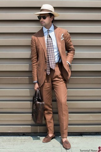 Come indossare e abbinare una cravatta melanzana scuro: Abbina un abito terracotta con una cravatta melanzana scuro come un vero gentiluomo. Scegli un paio di mocassini eleganti in pelle scamosciata marroni per un tocco più rilassato.