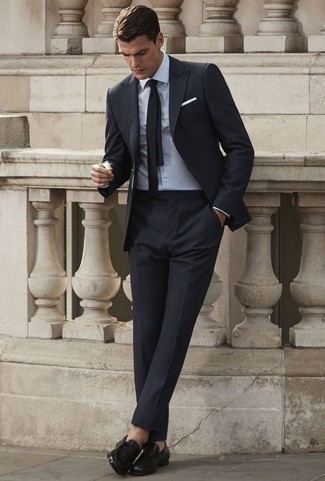 Look alla moda per uomo: Abito nero, Camicia elegante bianca, Mocassini eleganti in pelle neri, Cravatta nera