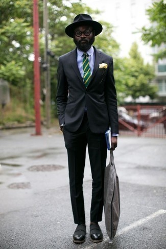 Come indossare e abbinare una cravatta verde menta: Potresti combinare un abito nero con una cravatta verde menta per essere sofisticato e di classe. Mocassini eleganti in pelle neri danno un tocco informale al tuo abbigliamento.