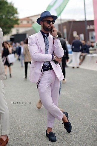 Come indossare e abbinare una cravatta stampata blu scuro e bianca: Abbina un abito rosa con una cravatta stampata blu scuro e bianca per essere sofisticato e di classe. Mettiti un paio di mocassini eleganti di tela blu scuro per avere un aspetto più rilassato.