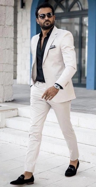 Moda uomo anni 40 in modo formale: Potresti combinare un abito bianco con una camicia elegante nera per essere sofisticato e di classe. Per un look più rilassato, indossa un paio di mocassini eleganti di velluto neri.