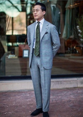 Look alla moda per uomo: Abito azzurro, Camicia elegante bianca, Mocassini eleganti in pelle scamosciata blu scuro, Cravatta stampata verde scuro
