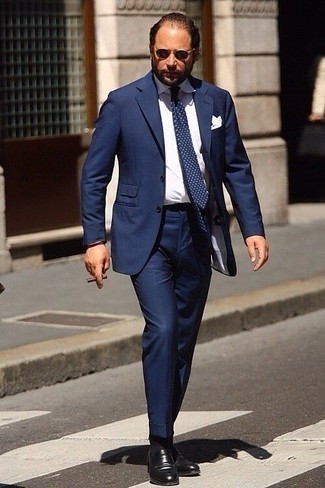 Come indossare e abbinare una cravatta blu scuro per un uomo di 40 anni in modo formale: Metti un abito blu scuro e una cravatta blu scuro per un look elegante e di classe. Abbina questi abiti a un paio di mocassini eleganti in pelle neri.