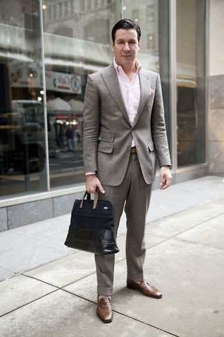 Come indossare e abbinare mocassini eleganti marroni per un uomo di 40 anni: Abbina un abito grigio con una camicia elegante rosa per un look elegante e di classe. Per un look più rilassato, calza un paio di mocassini eleganti marroni.