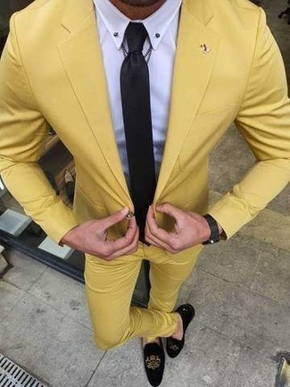 Quale camicia elegante indossare con un abito giallo: Combina un abito giallo con una camicia elegante per essere sofisticato e di classe. Non vuoi calcare troppo la mano con le scarpe? Prova con un paio di mocassini eleganti di velluto ricamati neri per la giornata.