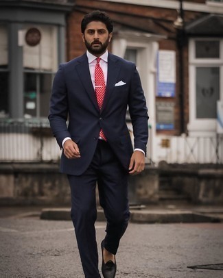 Come indossare e abbinare una cravatta rossa per un uomo di 30 anni: Metti un abito blu scuro e una cravatta rossa per una silhouette classica e raffinata Calza un paio di mocassini eleganti in pelle neri per avere un aspetto più rilassato.
