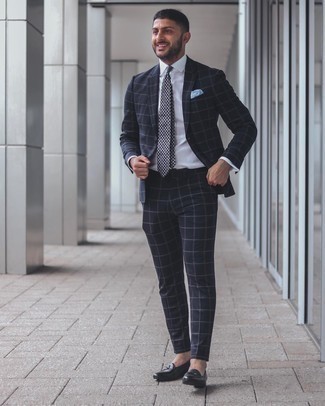 Come indossare e abbinare una cravatta con stampa cachemire blu scuro per un uomo di 30 anni: Opta per un abito a quadri blu scuro e una cravatta con stampa cachemire blu scuro come un vero gentiluomo. Se non vuoi essere troppo formale, prova con un paio di mocassini eleganti in pelle neri.