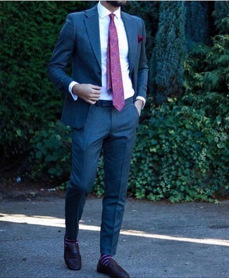 Come indossare e abbinare una cravatta melanzana scuro per un uomo di 30 anni in modo formale: Potresti combinare un abito blu scuro con una cravatta melanzana scuro come un vero gentiluomo. Non vuoi calcare troppo la mano con le scarpe? Calza un paio di mocassini eleganti in pelle neri per la giornata.