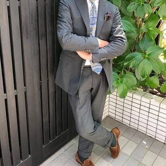 Come indossare e abbinare una cravatta beige per un uomo di 30 anni: Metti un abito grigio e una cravatta beige come un vero gentiluomo. Se non vuoi essere troppo formale, mettiti un paio di mocassini eleganti in pelle scamosciata marroni.