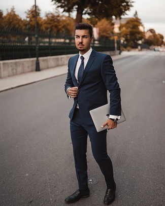 Come indossare e abbinare una cravatta blu scuro: Indossa un abito blu scuro con una cravatta blu scuro per un look elegante e di classe. Mocassini eleganti in pelle neri danno un tocco informale al tuo abbigliamento.