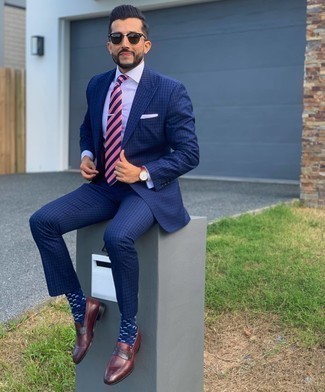 Come indossare e abbinare una cravatta a righe orizzontali rosa: Potresti abbinare un abito a quadri blu con una cravatta a righe orizzontali rosa come un vero gentiluomo. Se non vuoi essere troppo formale, calza un paio di mocassini eleganti in pelle bordeaux.