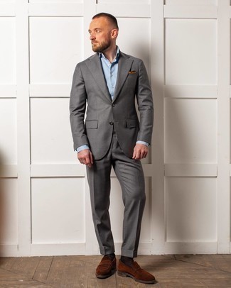 Quale mocassini eleganti indossare con un abito grigio scuro: Potresti combinare un abito grigio scuro con una camicia elegante azzurra come un vero gentiluomo. Abbina questi abiti a un paio di mocassini eleganti.