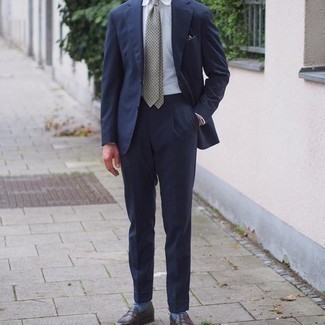 Come indossare e abbinare una cravatta beige: Scegli uno stile classico in un abito blu scuro e una cravatta beige. Mocassini eleganti in pelle marrone scuro aggiungono un tocco particolare a un look altrimenti classico.