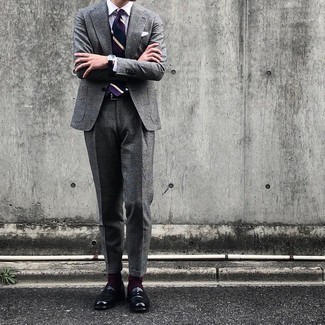 Come indossare e abbinare una cravatta viola: Prova a combinare un abito scozzese grigio con una cravatta viola per un look elegante e alla moda. Scegli un paio di mocassini eleganti in pelle neri come calzature per avere un aspetto più rilassato.
