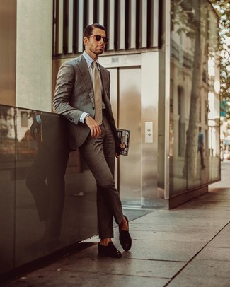 Come indossare e abbinare una cravatta beige per un uomo di 30 anni: Potresti combinare un abito marrone scuro con una cravatta beige per una silhouette classica e raffinata Per un look più rilassato, scegli un paio di mocassini eleganti in pelle marrone scuro.