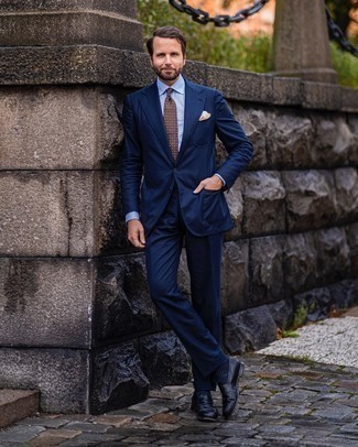 Come indossare e abbinare una cravatta marrone per un uomo di 40 anni: Potresti combinare un abito blu scuro con una cravatta marrone per un look elegante e alla moda. Abbina questi abiti a un paio di mocassini eleganti in pelle neri.