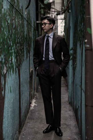 Come indossare e abbinare una cravatta blu scuro e bianca per un uomo di 20 anni in modo formale: Sfodera un look elegante con un abito marrone scuro e una cravatta blu scuro e bianca. Per un look più rilassato, calza un paio di mocassini eleganti in pelle marrone scuro.