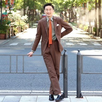 Look alla moda per uomo: Abito marrone, Camicia elegante verde menta, Mocassini eleganti in pelle blu scuro, Cravatta lavorata a maglia arancione