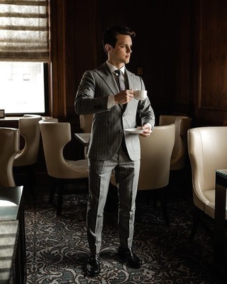 Come indossare e abbinare una cravatta grigia in modo formale: Punta su un abito a righe verticali grigio e una cravatta grigia per un look elegante e di classe. Mettiti un paio di mocassini eleganti in pelle neri per avere un aspetto più rilassato.