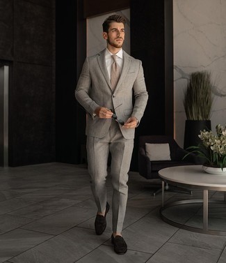 Come indossare e abbinare una cravatta beige: Vestiti con un abito grigio e una cravatta beige come un vero gentiluomo. Per distinguerti dagli altri, prova con un paio di mocassini eleganti in pelle scamosciata marrone scuro.