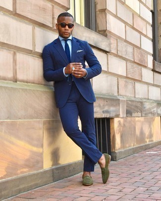 Come indossare e abbinare scarpe foglia di tè per un uomo di 20 anni in estate 2024 in modo formale: Mostra il tuo stile in un abito blu scuro con una camicia elegante in chambray azzurra per essere sofisticato e di classe. Se non vuoi essere troppo formale, opta per un paio di mocassini eleganti in pelle scamosciata verde oliva. Ecco una eccellente idea per creare uno stupendo look estivo.