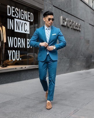 Come indossare e abbinare una cravatta azzurra per un uomo di 30 anni in estate 2024 in modo formale: Indossa un abito acqua e una cravatta azzurra per un look elegante e di classe. Scegli uno stile casual per le calzature con un paio di mocassini eleganti in pelle scamosciata marroni. Ecco un outfit perfetto per questa estate.