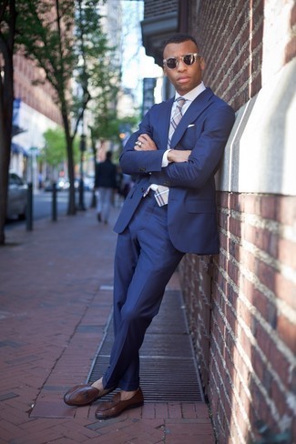 Come indossare e abbinare una cravatta beige: Potresti combinare un abito blu scuro con una cravatta beige come un vero gentiluomo. Opta per un paio di mocassini eleganti in pelle marroni per avere un aspetto più rilassato.