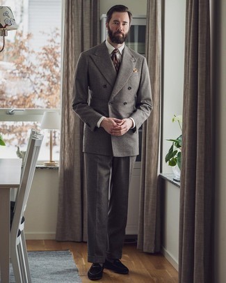 Come indossare e abbinare scarpe eleganti in primavera 2025 in modo formale: Metti un abito di lana grigio e una camicia elegante bianca come un vero gentiluomo. Questo outfit si abbina perfettamente a un paio di scarpe eleganti. Questo è il look eccellente per la primavera.