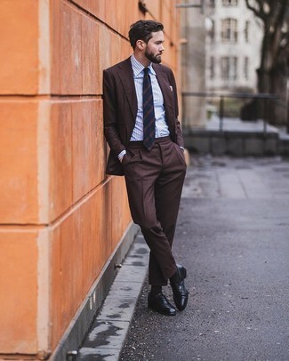 Come indossare e abbinare una cravatta a righe orizzontali blu scuro per un uomo di 30 anni: Metti un abito marrone scuro e una cravatta a righe orizzontali blu scuro per un look elegante e alla moda. Opta per un paio di mocassini eleganti in pelle neri per avere un aspetto più rilassato.
