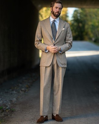 Come indossare e abbinare una cravatta scozzese grigio scuro: Abbina un abito marrone chiaro con una cravatta scozzese grigio scuro per essere sofisticato e di classe. Scegli un paio di mocassini eleganti in pelle scamosciata marroni come calzature per avere un aspetto più rilassato.