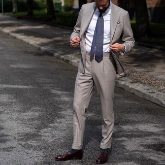 Come indossare e abbinare una cravatta geometrica blu scuro: Punta su un abito grigio e una cravatta geometrica blu scuro come un vero gentiluomo. Prova con un paio di mocassini eleganti in pelle marrone scuro per avere un aspetto più rilassato.