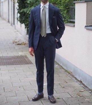 Come indossare e abbinare una cravatta marrone chiaro in modo formale: Indossa un abito blu scuro e una cravatta marrone chiaro come un vero gentiluomo. Scegli un paio di mocassini eleganti in pelle marrone scuro come calzature per un tocco più rilassato.