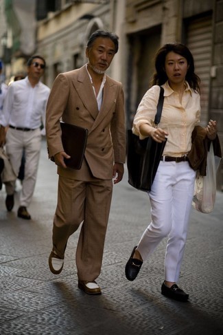 Quale mocassini eleganti indossare con una camicia elegante bianca e nera: Abbina una camicia elegante bianca e nera con un abito marrone chiaro per un look elegante e di classe. Mettiti un paio di mocassini eleganti per un tocco più rilassato.