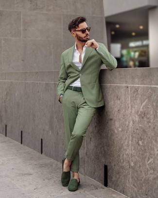 Look alla moda per uomo: Abito verde menta, Camicia elegante bianca, Mocassini eleganti di tela verde scuro, Cintura in pelle verde scuro
