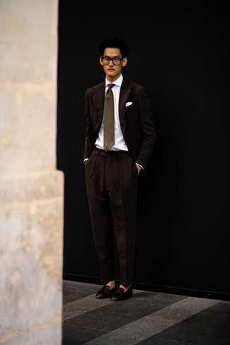 Come indossare e abbinare una cravatta marrone: Opta per un abito marrone scuro e una cravatta marrone per essere sofisticato e di classe. Se non vuoi essere troppo formale, scegli un paio di mocassini eleganti in pelle marrone scuro.