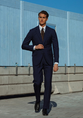 Come indossare e abbinare calzini blu scuro: Scegli un outfit composto da un abito blu scuro e calzini blu scuro per un look spensierato e alla moda. Sfodera il gusto per le calzature di lusso e opta per un paio di mocassini eleganti in pelle neri.