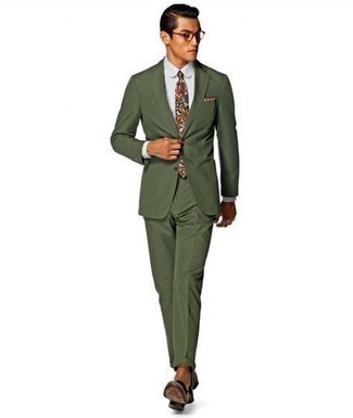 Come indossare e abbinare una cravatta multicolore: Opta per un abito verde oliva e una cravatta multicolore per un look elegante e alla moda. Opta per un paio di mocassini eleganti in pelle marrone scuro per un tocco più rilassato.