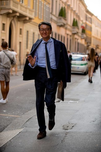 Moda uomo anni 50 quando fa caldo in modo formale: Punta su una camicia elegante azzurra per un look elegante e alla moda.