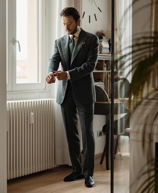 Come indossare e abbinare una cravatta stampata foglia di tè in modo formale: Combina un abito grigio scuro con una cravatta stampata foglia di tè per un look elegante e alla moda. Se non vuoi essere troppo formale, scegli un paio di mocassini eleganti in pelle neri come calzature.