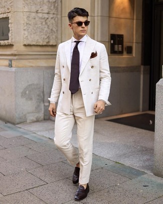 Come indossare e abbinare una cravatta viola melanzana quando fa caldo: Abbina un abito bianco con una cravatta viola melanzana per un look elegante e alla moda. Se non vuoi essere troppo formale, mettiti un paio di mocassini eleganti in pelle marrone scuro.