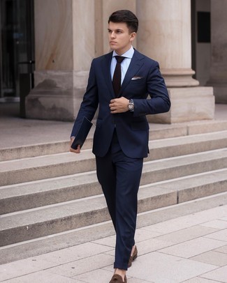 Quale mocassini eleganti indossare con un abito blu scuro: Mostra il tuo stile in un abito blu scuro con una camicia elegante azzurra come un vero gentiluomo. Non vuoi calcare troppo la mano con le scarpe? Prova con un paio di mocassini eleganti per la giornata.
