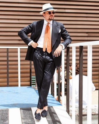 Come indossare e abbinare una cravatta arancione quando fa caldo: Mostra il tuo stile in un abito a righe verticali nero con una cravatta arancione come un vero gentiluomo. Se non vuoi essere troppo formale, indossa un paio di mocassini eleganti in pelle scamosciata neri.