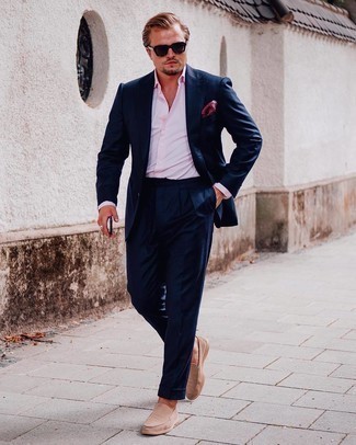 Quale mocassini eleganti indossare con un abito blu scuro: Mostra il tuo stile in un abito blu scuro con una camicia elegante rosa come un vero gentiluomo. Se non vuoi essere troppo formale, indossa un paio di mocassini eleganti.