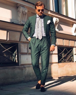 Come indossare e abbinare una cravatta grigio scuro: Prova a combinare un abito verde scuro con una cravatta grigio scuro per essere sofisticato e di classe. Mettiti un paio di mocassini eleganti in pelle scamosciata neri per un tocco più rilassato.