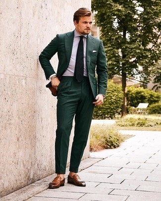 Come indossare e abbinare una cravatta nera: Mostra il tuo stile in un abito verde scuro con una cravatta nera per essere sofisticato e di classe. Per distinguerti dagli altri, opta per un paio di mocassini eleganti in pelle con frange marroni.