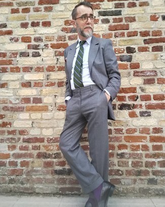 Look alla moda per uomo: Abito grigio, Camicia elegante bianca, Mocassini eleganti in pelle neri, Cravatta a righe orizzontali verde scuro