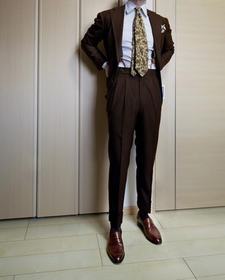 Come indossare e abbinare calzini blu scuro per un uomo di 30 anni: Per un outfit quotidiano pieno di carattere e personalità, opta per un abito marrone scuro e calzini blu scuro. Scegli uno stile classico per le calzature e mettiti un paio di mocassini eleganti in pelle marrone scuro.