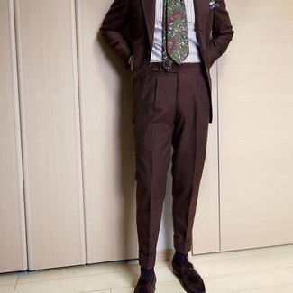 Come indossare e abbinare una cravatta con stampa cachemire: Indossa un abito marrone scuro e una cravatta con stampa cachemire per una silhouette classica e raffinata Se non vuoi essere troppo formale, opta per un paio di mocassini eleganti di velluto marrone scuro.